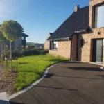 Entrée de garage en enrobé et pierre bleue