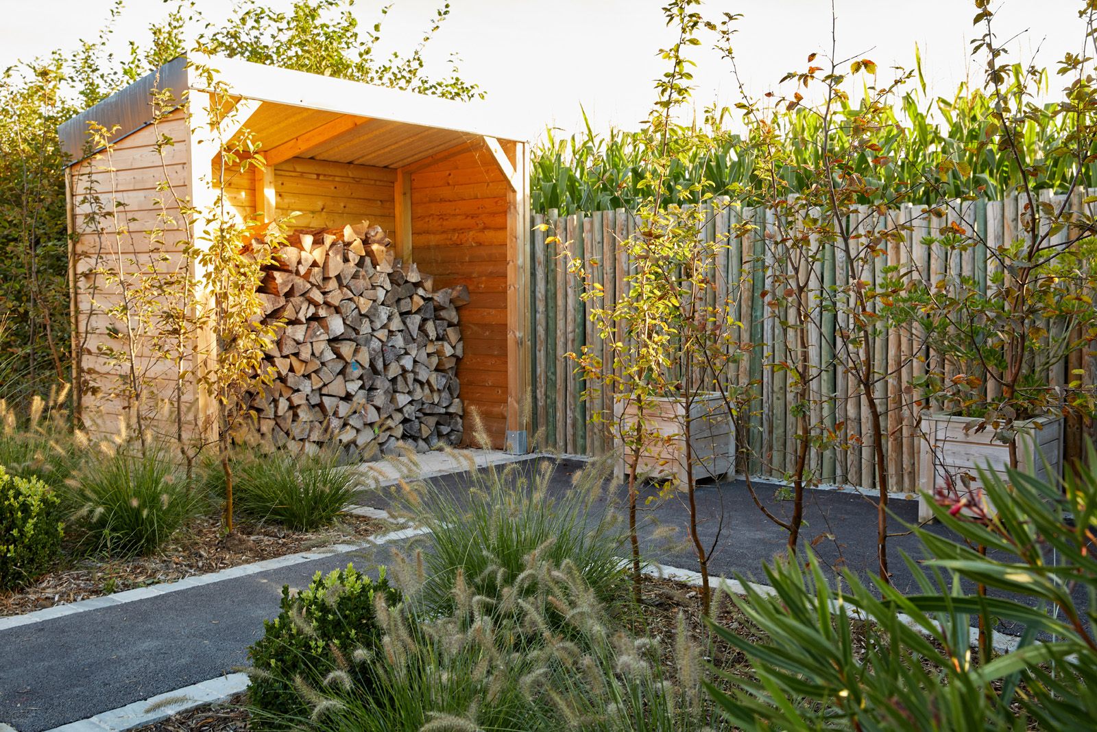Fabrication et installation de pergolas, abris de jardin et structures en bois par Delos Paysages à Wambrechies et dans la métropole lilloise.